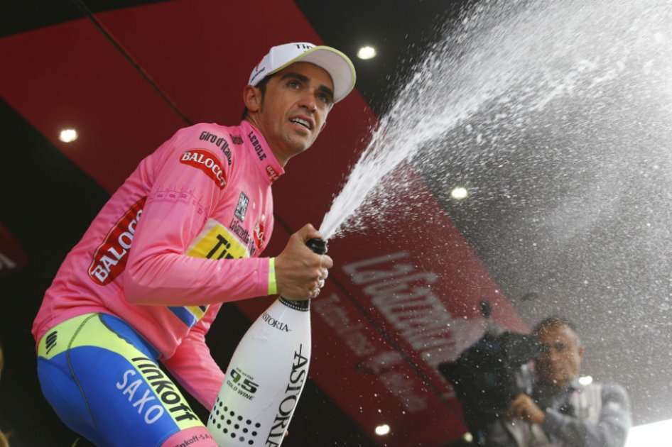 Alberto COntador celebra en el podio la defensa de la maglia rosa. Foto: AFP