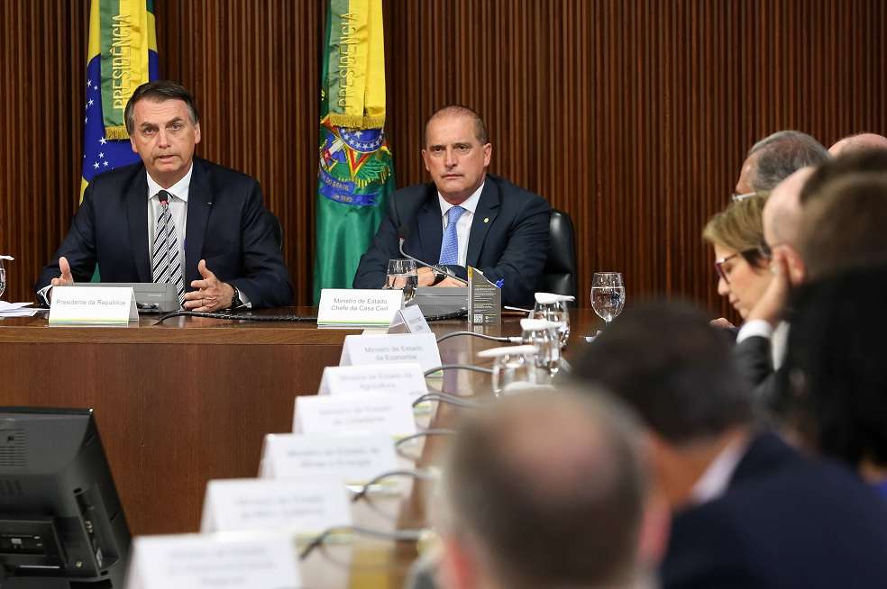 Jair Bolsonaro, presidente de Brasil, y el ministro de la Presidencia, Onyx Lorenzoni, durante la primera reunión de Gobierno. / AFP