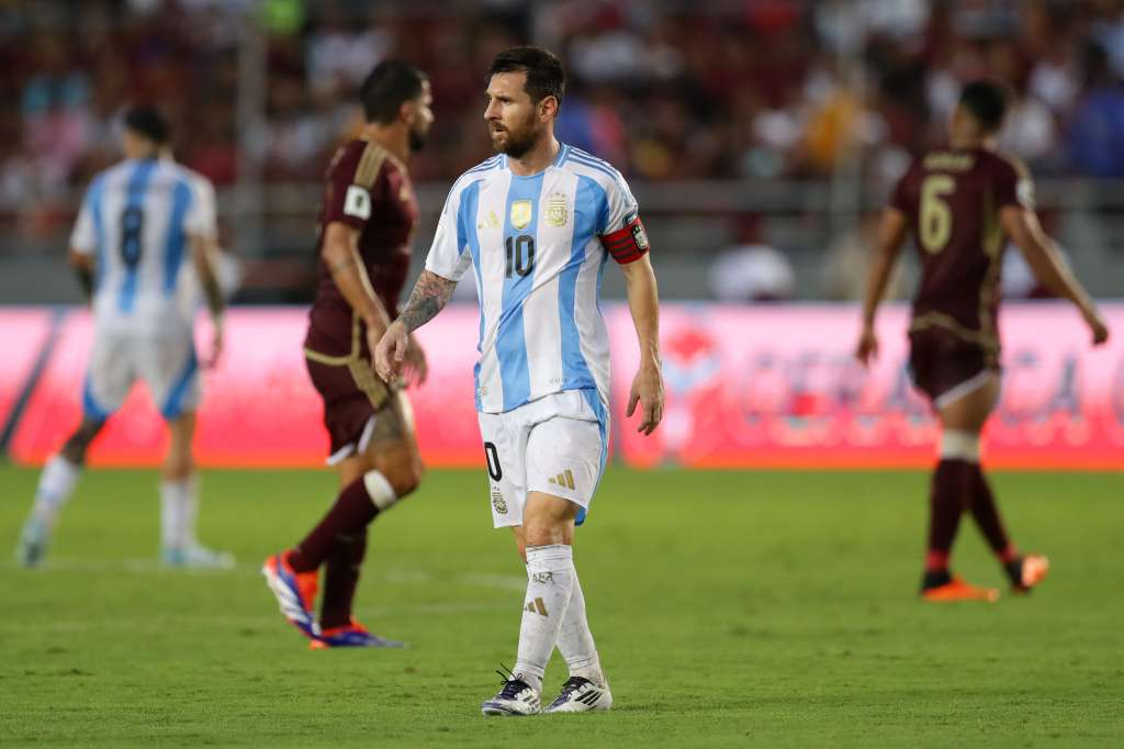 AMDEP8573. MATURÍN (VENEZUELA), 10/10/2024.- Lionel Messi de Argentina este jueves, en un partido de las eliminatorias sudamericanas para el Mundial de 2026 entre Venezuela y Argentina en el estadio Monumental de Maturín (Venezuela). EFE/ Ronald Peña R.