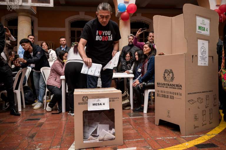 Gustavo Bolívar llegó, cerca de las 9 a.m. a su puesto de votación, el colegio San Bartolomé, ubicado en la esquina suroriental de la Plaza de Bolívar.
