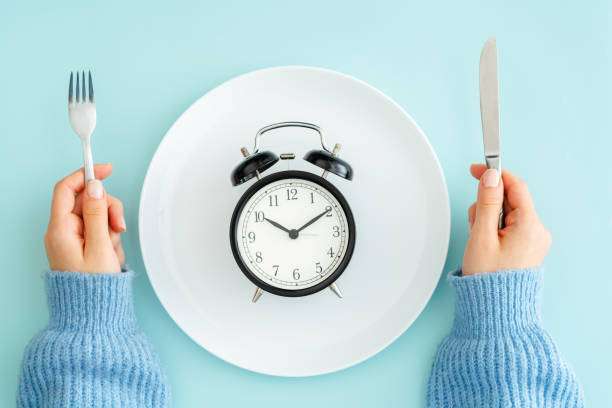 Aunque estudios sugieren beneficios del ayuno intermitente como la mejora de la salud metabólica y la longevidad, no es adecuado para todos. /Getty
