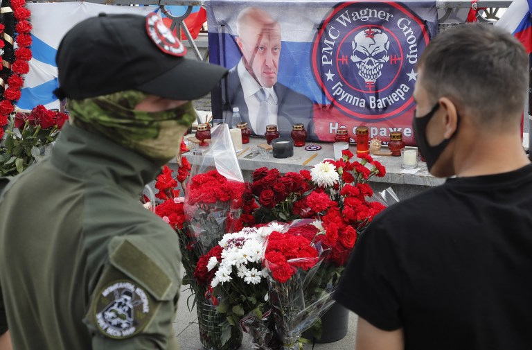 Moscow (Russian Federation), 28/08/2023.- People pay tribute at an informal memorial for Wagner Group chief Yevgeny Prigozhin in Moscow, Russia, 28 August 2023. An investigation was launched into the crash of an aircraft in the Tver region in Russia on 23 August 2023, the Russian Federal Air Transport Agency said in a statement. Among the passengers was Wagner chief Yevgeny Prigozhin, the agency reported. According to the results of genetic testing on the 10 bodies recovered at the crash site, Russian authorities on August 27 confirmed the death of Yevgeny Prigozhin. (Rusia, Ucrania, Moscú) EFE/EPA/MAXIM SHIPENKOV