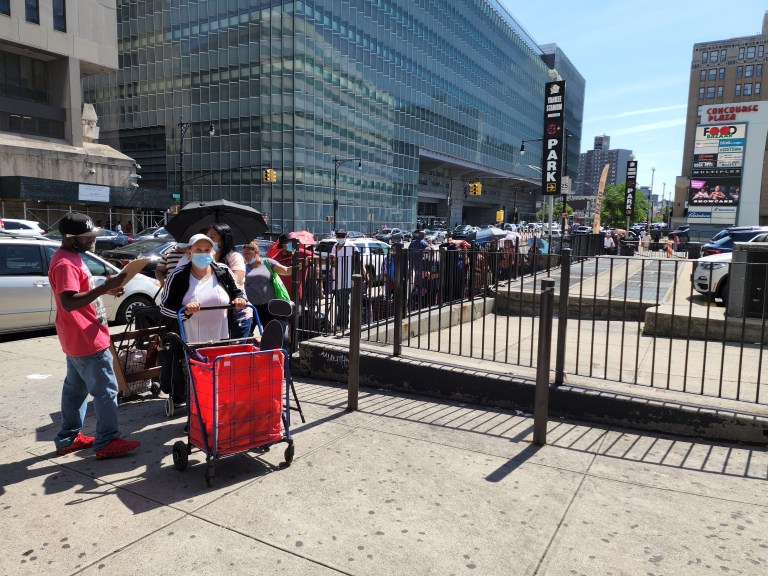 Nueva York abre oficina para pedir asilo en EE. UU. tras avalancha de migrantes