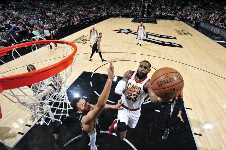 LeBron hace historia en la NBA