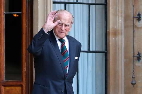 Hospitalizan al príncipe Felipe, esposo de la reina Isabel, a sus 99 años