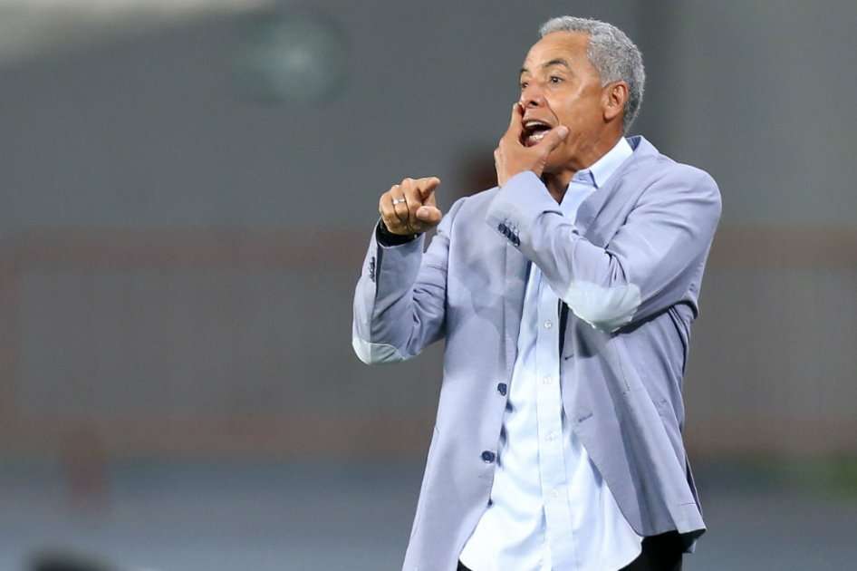 Alexis Mendoza, entrenador de Independiente del Valle, da instrucciones a sus jugadores, este lunes, en el debut de la Copa Libertadores. / EFE