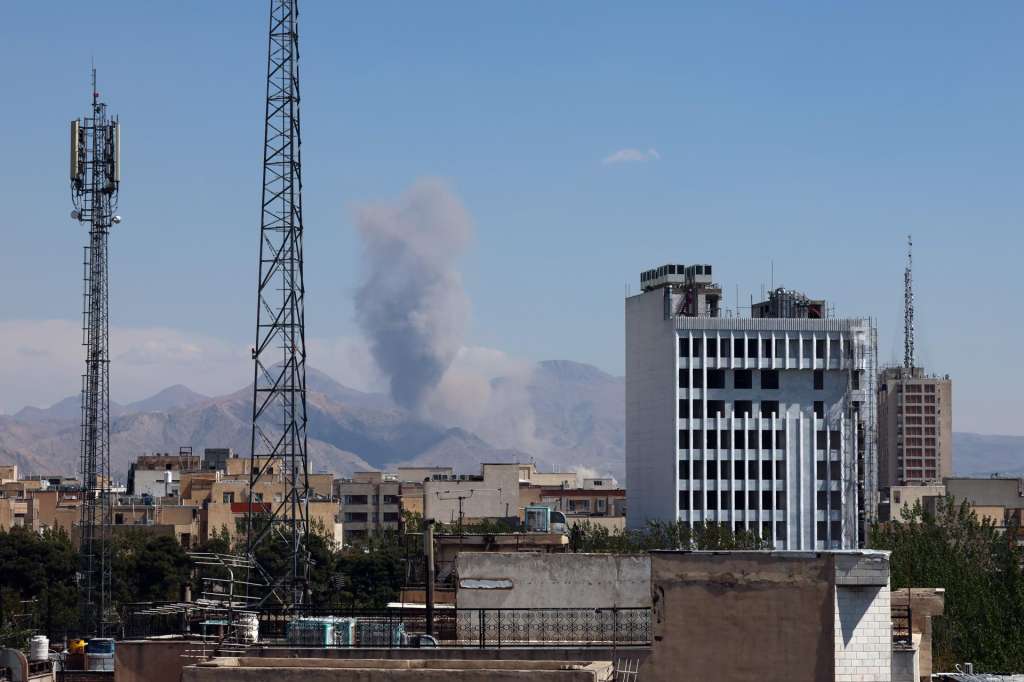 TEHRAN (Iran (Islamic Republic Of)), 07/04/2026.- Smoke rises following a US-Israeli airstrike in Tehran, Iran, 07 April 2026. A joint Israeli and US military operation continues to target multiple locations across Iran since the early hours of 28 February 2026. (Teherán) EFE/EPA/ABEDIN TAHERKENAREH