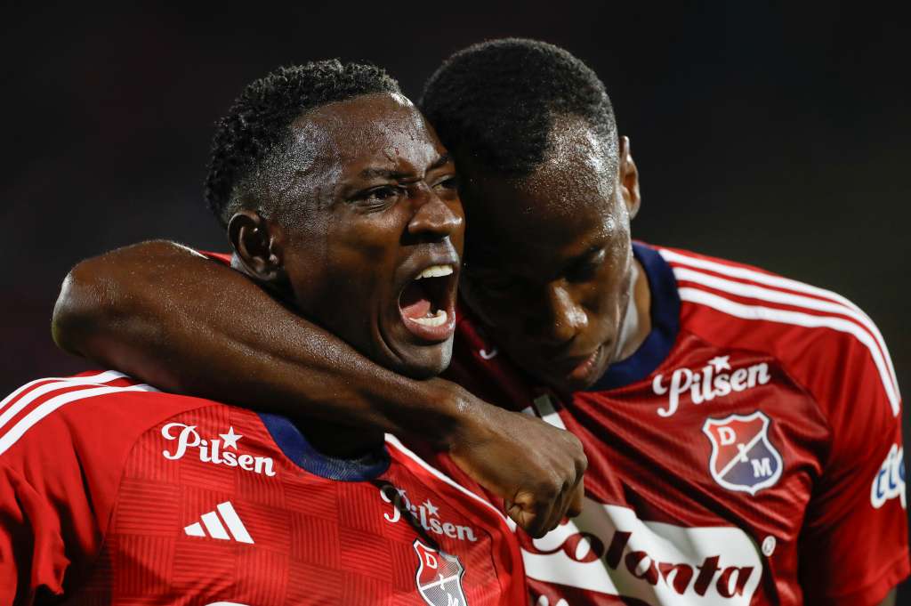 AMDEP7942. MEDELLÍN (COLOMBIA), 25/09/2024.- Ménder García (i) de Medellín celebra su gol este miércoles, en el partido de vuelta de cuartos de final de la Copa Sudamericana entre Deportivo Independiente Medellín (DIM) y Lanús en el estadio Atanasio Girardot en Medellín (Colombia). EFE/ Luis Eduardo Noriega Arboleda