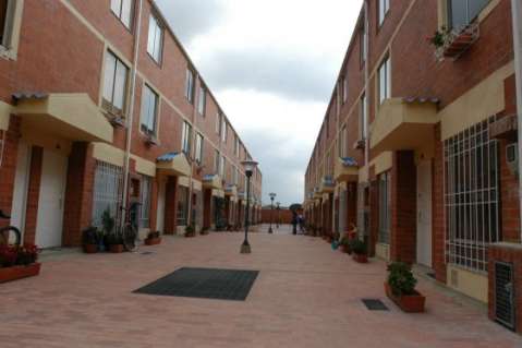 Piden investigar irregularidades en entrega de viviendas a desplazados en el Meta