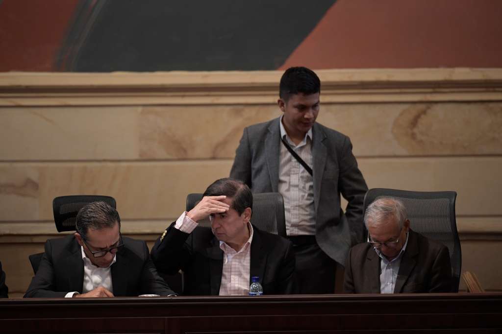 Director del Departamento Nacional de Planeación de Colombia; Juan Fernando Cristo, ministro del interior y Ricardo Bonilla, ministro de hacienda en el debate para definir el monto del Presupuesto General de la Nación (PGN) para 2025 (izq-der).