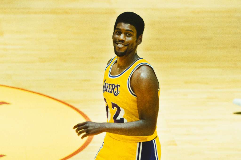 La serie es protagonizada por John C. Reilly como Jerry Buss, y Quincy Isaiah como Magic Johnson.