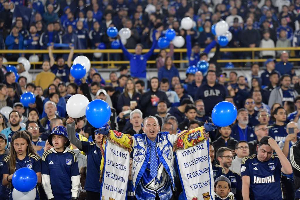 Afición de Millonarios durante el compromiso ante el Bolivar de Bolivia por la Copa Libertadores en el estadio El Campin de Bogotá
