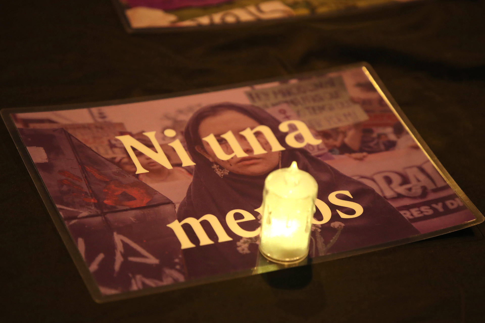 AME1405. LIMA (PERÚ), 12/05/2026.- Fotografía que muestra un cartel durante una protesta de grupos feministas contra el proyecto de ley de la congresista y pastora evangélica Milagros Jáuregui para eliminar el delito de feminicidio del código penal este martes, a las afueras del Palacio de Justicia de Perú en Lima (Perú). EFE/ Paolo Aguilar
