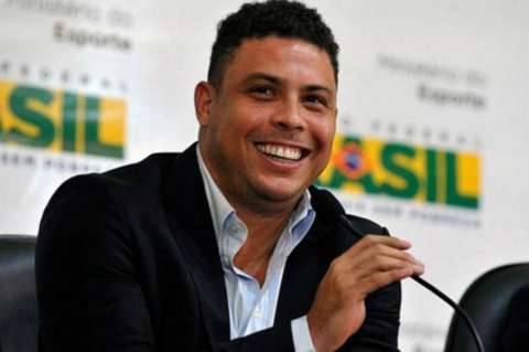 Ronaldo quiere sacar a playboy Brasil de la quiebra