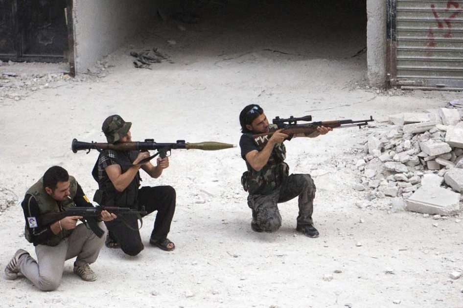 Ejército Sirio Libre empuñando armas por las calles de Alepo/ EFE