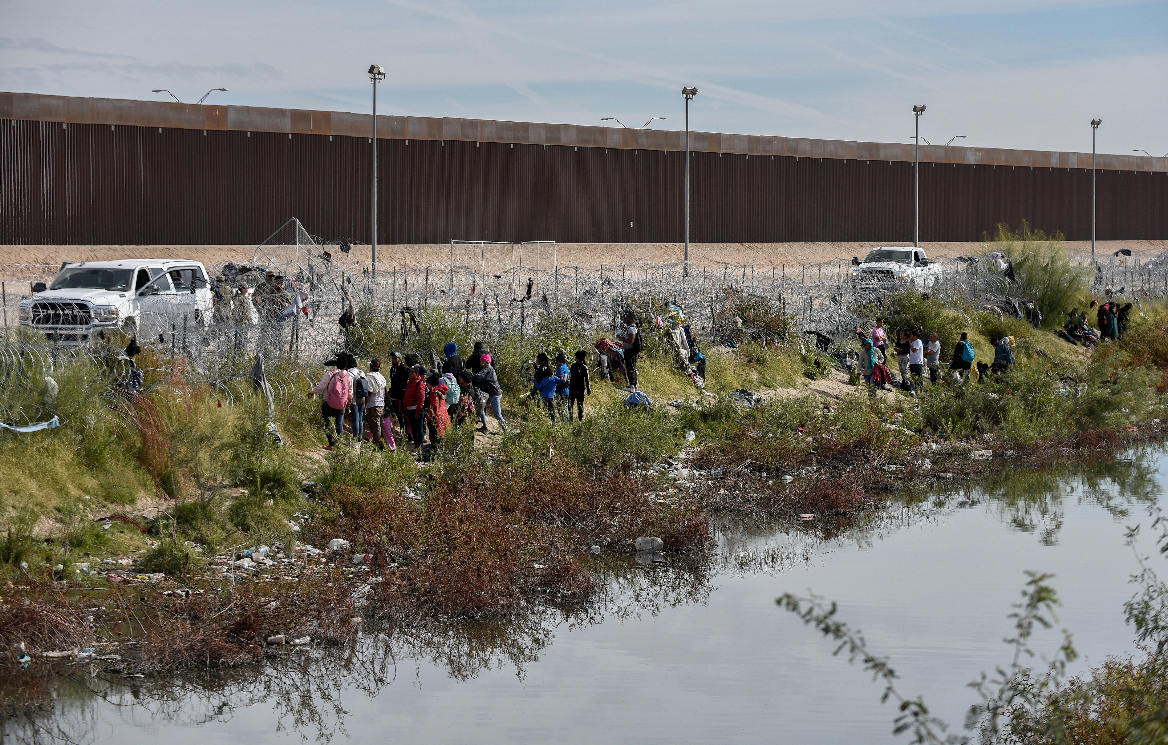 MEX3335. CIUDAD JUÁREZ (MÉXICO), 30/11/2023.- Migrantes pernoctan en las cercanías de la frontera con Estados Unidos este jueves en Ciudad Juárez, en el estado de Chihuahua (México). Los primeros frentes fríos de la temporada azotan a los migrantes en Ciudad Juárez, en la frontera de México con Estados Unidos, donde cientos de indocumentados llevan días varados entre el río Bravo y la cerca de navajas, con temperaturas mínimas de hasta 2 grados. EFE/Luis Torres