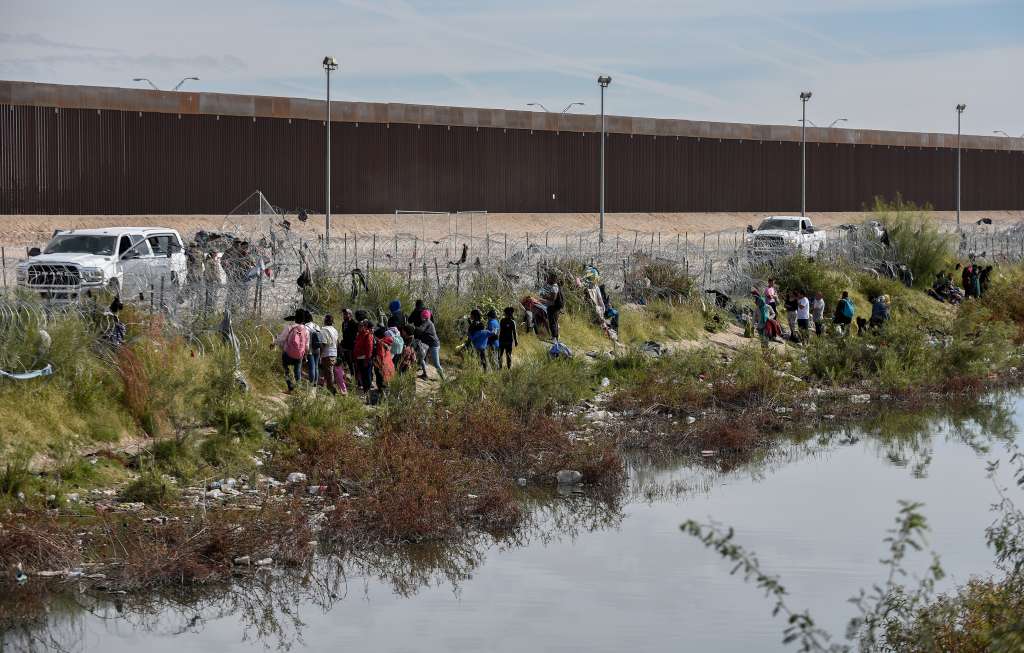 MEX3335. CIUDAD JUÁREZ (MÉXICO), 30/11/2023.- Migrantes pernoctan en las cercanías de la frontera con Estados Unidos este jueves en Ciudad Juárez, en el estado de Chihuahua (México). Los primeros frentes fríos de la temporada azotan a los migrantes en Ciudad Juárez, en la frontera de México con Estados Unidos, donde cientos de indocumentados llevan días varados entre el río Bravo y la cerca de navajas, con temperaturas mínimas de hasta 2 grados. EFE/Luis Torres