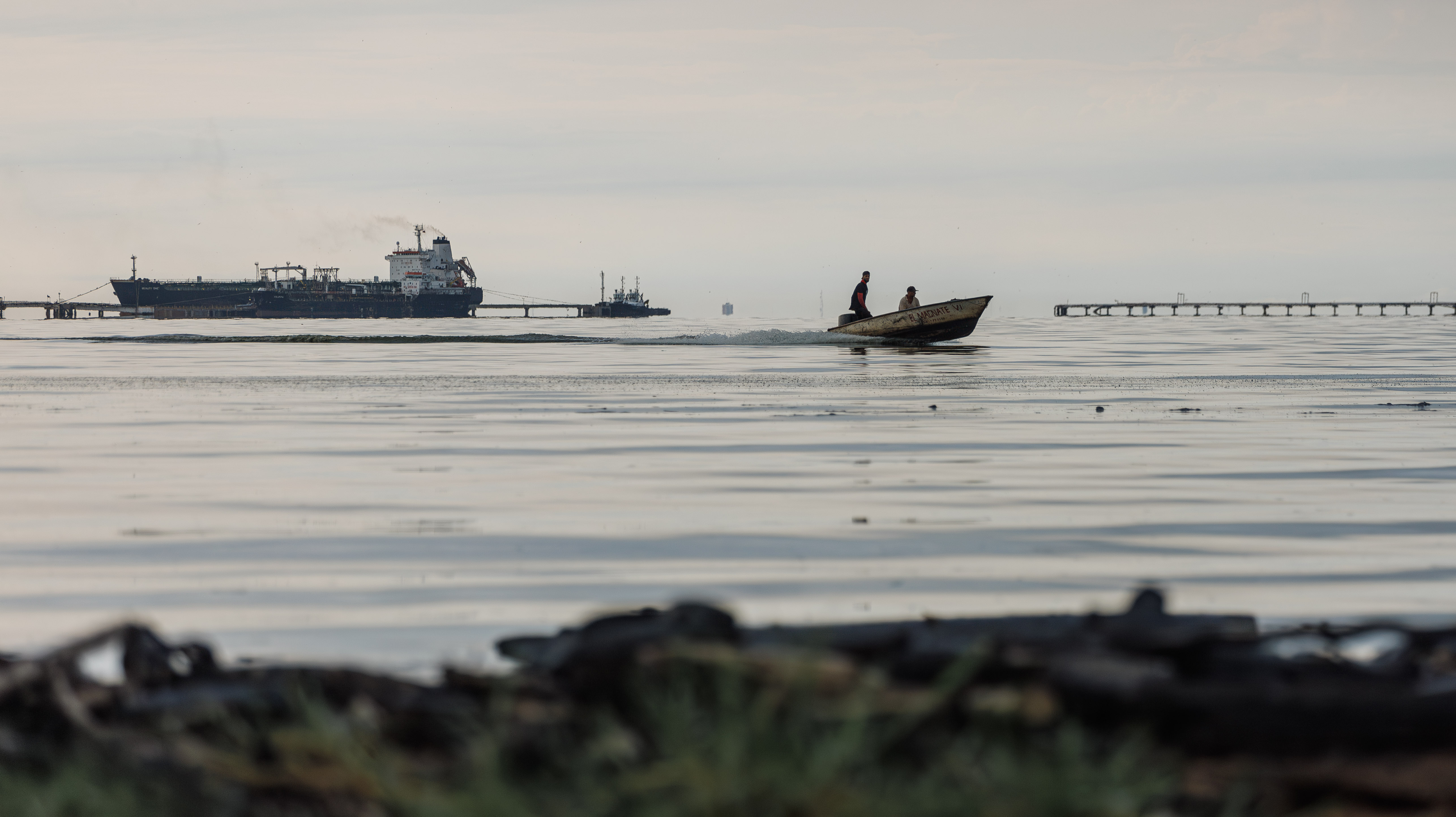 MARACAIBO (VENEZUELA), 15/09/2024.- Fotografía del 13 de septiembre de 2024 que muestra pescadores navegando en el agua del Lago de Maracaibo (Venezuela). Un manatí y un delfín fueron hallados muertos en el Lago de Maracaibo, el más grande de Venezuela, que ambientalistas y pescadores denuncian su contaminación por causas como los "derrames de petróleo", la basura y una bacteria llamada verdín, pese a un plan gubernamental de recuperación puesto en marcha el año pasado. EFE/ Henry Chirinos