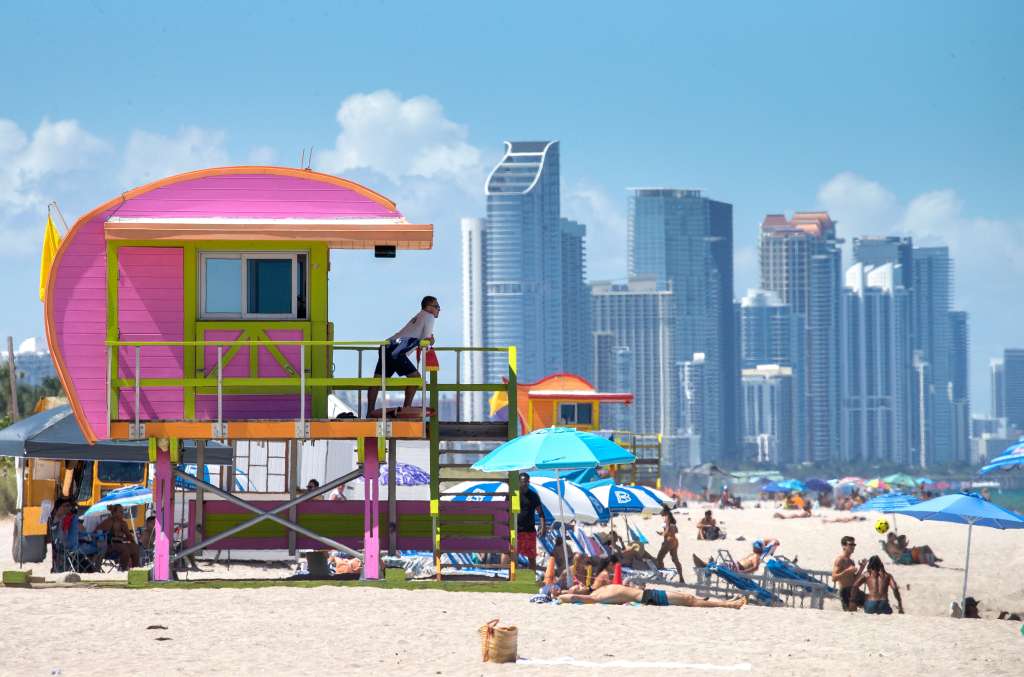 EA4130. MIAMI BEACH (ESTADOS UNIDOS), 05/08/2022.- Fotografía que muestra una caseta de socorristas diseñada por el arquitecto William Lane, el 3 de agosto de 2022, en la playa de Miami Beach (Estados Unidos). La historia de Miami Beach es la de sus playas bajo un invencible verano y la icónica imagen de sus coloridos puestos de socorristas, con ese aire retro que el arquitecto estadounidense William Lane ha sabido preservar en los actuales tras el paso devastador del huracán Andrew en 1992. EFE/ Cristobal Herrera-ulashkevich