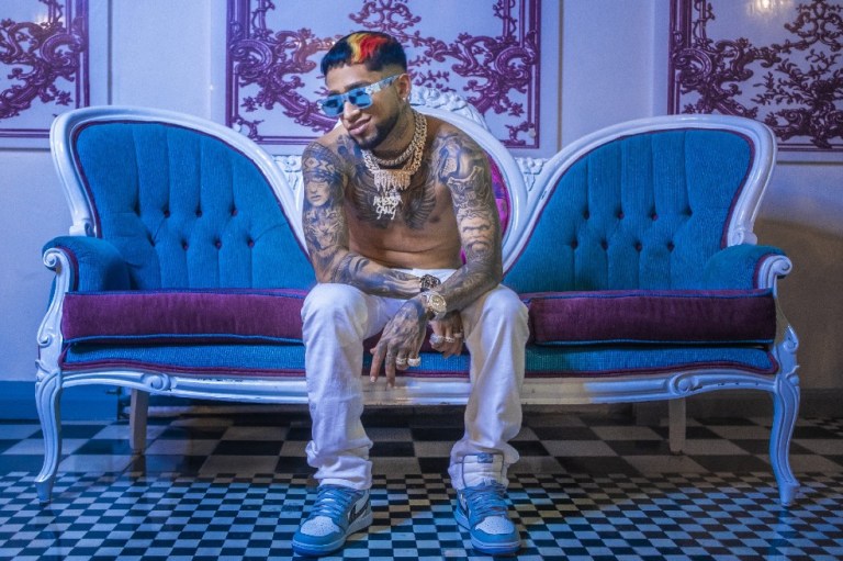 Bryant Myers busca el empoderamiento femenino con “Sé  fuerte”