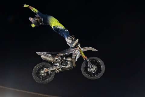 Así reaccionan los familiares al ver las peligrosas maniobras del Freestyle Motocross