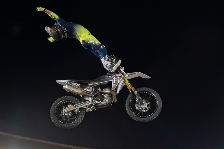 Así reaccionan los familiares al ver las peligrosas maniobras del Freestyle Motocross