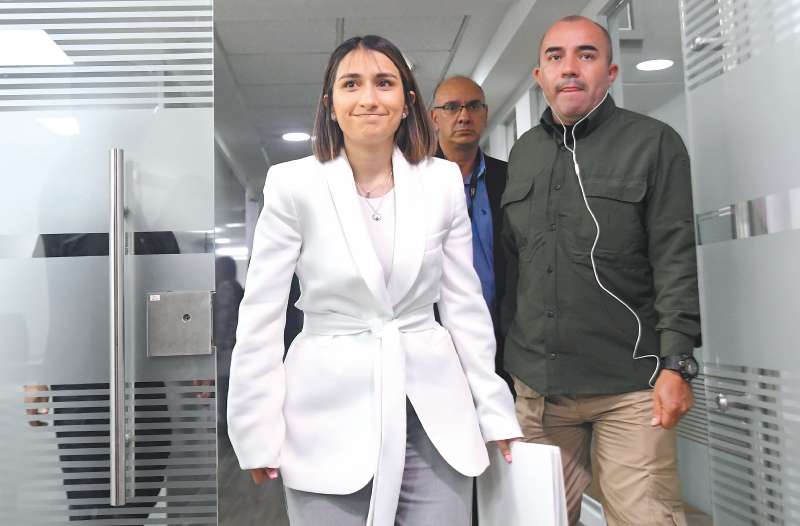Laura Sarabia, ex secretaria privada de Gustavo Petro, rindiendo indagación