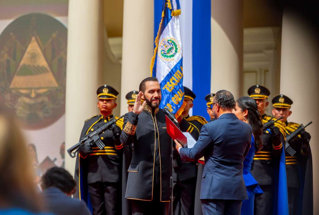 AME769. SAN SALVADOR (EL SALVADOR), 01/06/2024.- Fotografía cedida por la Presidencia de El Salvador que muestra al presidente de la Asamblea Legislativa de El Salvador, Ernesto Castro (d), mientras toma juramento al presidente salvadoreño, Nayib Bukele (i), este sábado durante la ceremonia de investidura en la Plaza Gerardo Barrios de San Salvador (El Salvador). EFE/ Cortesía Presidencia de El Salvador/SOLO USO EDITORIAL/SOLO DISPONIBLE PARA ILUSTRAR LA NOTICIA QUE ACOMPAÑA (CRÉDITO OBLIGATORIO)