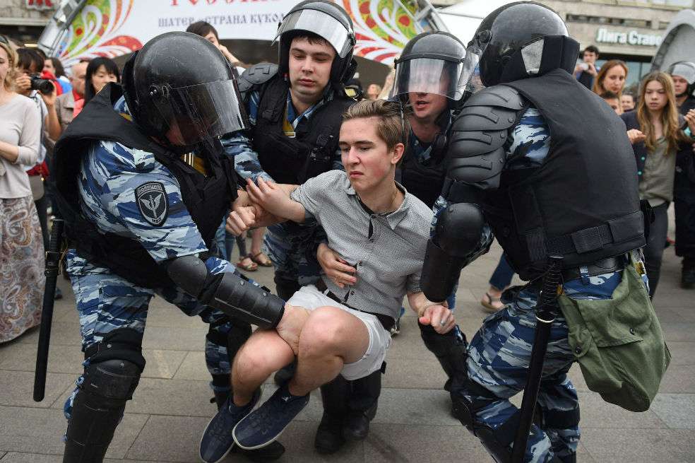 Un joven manifestante detenido en Rusia. / AFP
