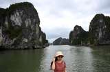 Los turistas regresan a la bahía de Ha Long en Vietnam