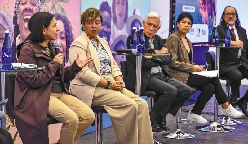 En uno de lo foros del evento, la directora de la Unidad de Víctimas, Patricia Tobón (izquierda) denunció demoras en el Congreso en el trámite de la Ley 1448.