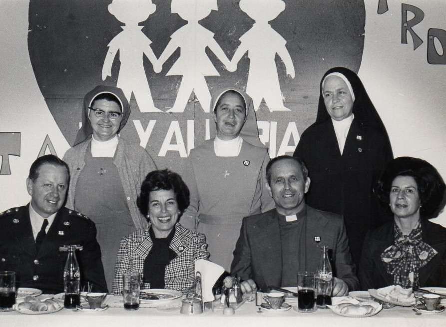 Primera dama Cecilia Caballero de López (centro), general Luis Carlos Camacho Leyva y director de Fe y Alegría Colombia, Luis Guillermo Vélez. Inauguración de Fe y Alegría Palermo sur realizada el martes 18 de febrero de 1975. Foto archivo Fe y Alegría Colombia.