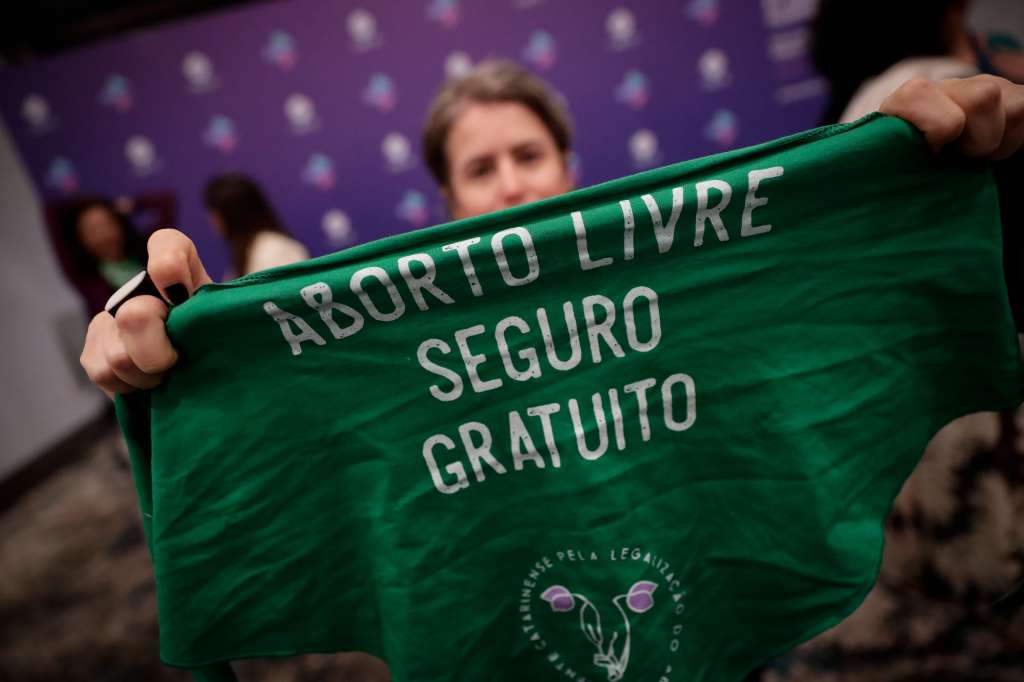 -FOTODELDÍA- AME8357. CIUDAD DE PANAMÁ (PANAMÁ), 22/06/2023.- Mujeres asisten hoy a la Conferencia del Consorcio Latinoamericano contra el aborto inseguro (Clacai) 2023, bajo el lema "Persistir en el cambio: El aborto es nuestro derecho", en Ciudad de Panamá (Panamá). Centenares de expertas debaten este jueves y viernes en Panamá sobre el aborto "inseguro" en América Latina y el Caribe, una región donde aún se criminaliza la interrupción del embarazo, especialmente en Centroamérica, a pesar del avance de la "marea verde" a favor de esta práctica. EFE/Bienvenido Velasco
