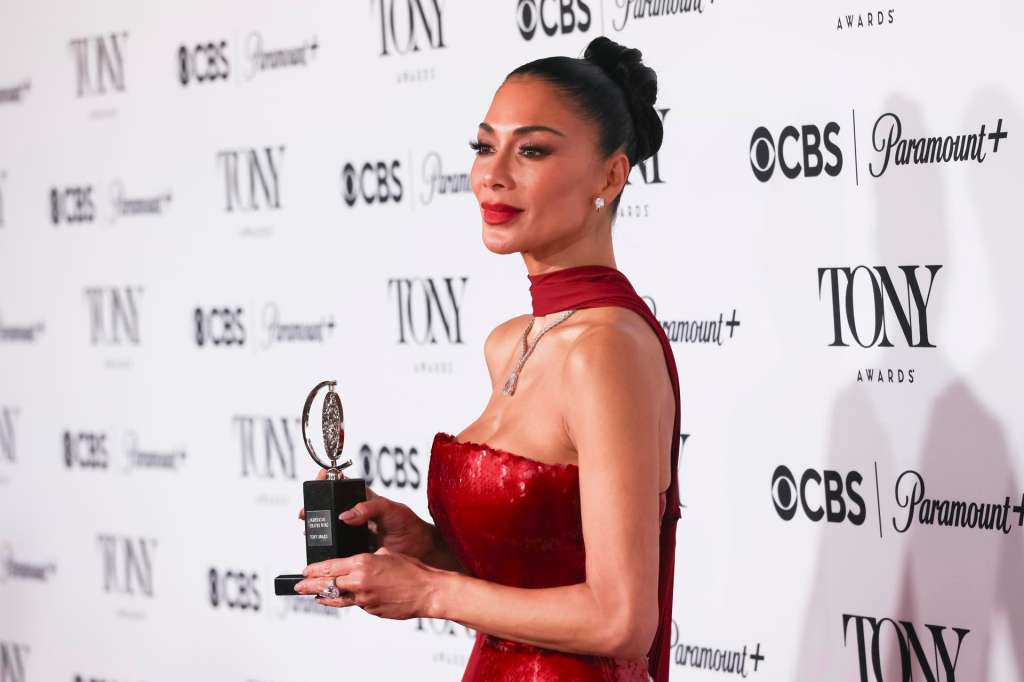 NEW YORK (United States), 09/06/2025.- Nicole Scherzinger, of the show ‘Sunset Blvd.’ poses in the Press Room with the Tony Award for ‘Best Performance by an Actress in a Leading Role in a Musical’ during the 78th annual Tony Awards at Radio City Music Hall in New York, New York, USA, 08 June 2025. The Tony Awards are presented each year by the American Theatre Wing and The Broadway League to honor excellence in Broadway theater. (Nueva York) EFE/EPA/SARAH YENESEL