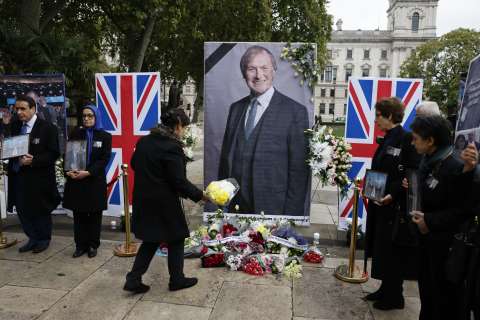 Sospechoso de apuñalar y asesinar a diputado británico se declara no culpable
