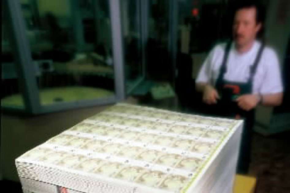 Un trabajador en la imprenta de euros Bundesdruckerei en Berlín, Alemania. / Bloomberg News