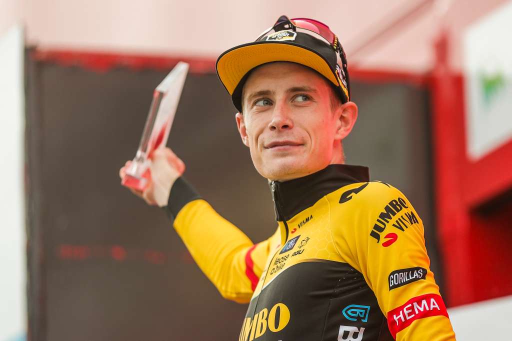 TOURMALET (FRANCIA), 08/09/2023.-El danés Jonas Vingegaard, de Jumbo-Visma, celebra su triunfo en el podio como ganador de la 13ª etapa de la Vuelta Ciclista a España entre Formigal y el Col du Tourmalet, de 134,7 km, este viernes. EFE/Manuel Bruque