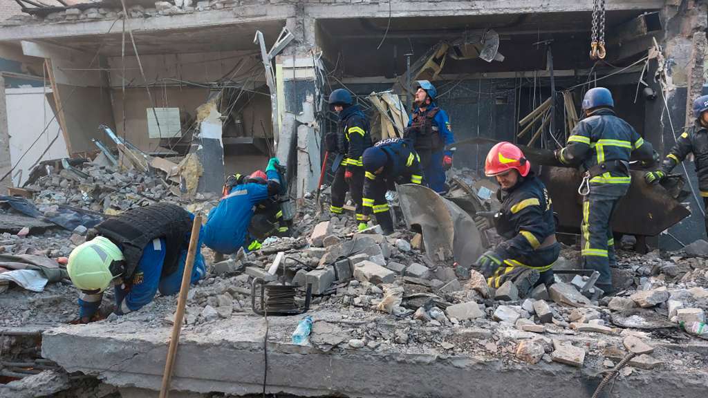 Kramatorsk (Ukraine), 28/06/2023.- A handout photo made available by the State Emergency Service of Ukraine shows rescuers at work at the site of a rocket strike in downtown Kramatorsk, Donetsk area, Ukraine, 28 June 2023, amid the Russian invasion. According to the National Police, two short-range ballistic Iskander rockets hit Kramatorsk in the evening of 27 June. At least 11 people, including the three children, were killed and 56 others were injured, the State Emergency Service confirmed on 28 June. (Rusia, Ucrania) EFE/EPA/STATE EMERGENCY SERVICE HANDOUT HANDOUT EDITORIAL USE ONLY/NO SALES