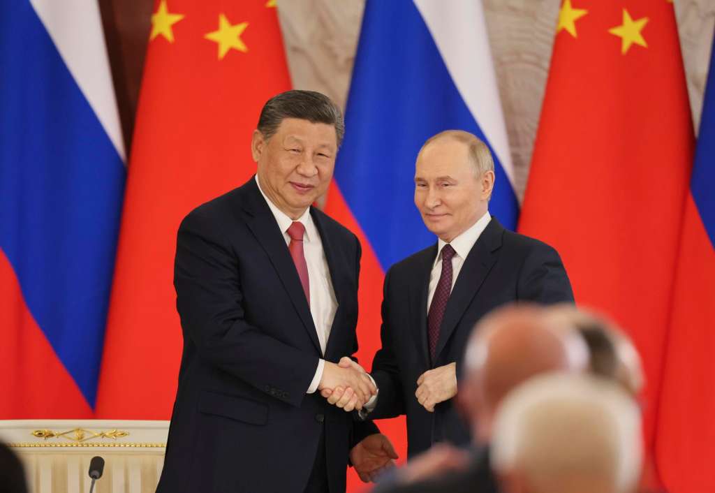 MOSCOW (Russian Federation), 08/05/2025.- Russian President Vladimir Putin (R) and Chinese President Xi Jinping shake hands during a signing documents ceremony at the Kremlin in Moscow, Russia, 08 May 2025 Russia will mark the 80th anniversary of the victory in World War II over Nazi Germany and its allies on 09 May. (Alemania, Rusia, Moscú) EFE/EPA/YURI KOCHETKOV