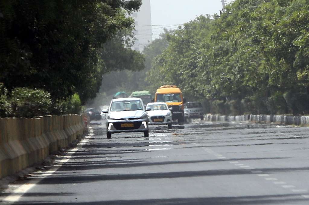 New Delhi (India), 29/05/2024.- Heat rises from the asphalt along a road near New Delhi, India, 29 May 2024. The India Meteorological Department (IMD) has issued a heat red alert for Delhi, Rajasthan, Haryana, Punjab, and Madhya Pradesh on 29 May. A record temperature of 49.9 degrees Celsius was recorded in some Delhi suburbs, according to the IMD. (Nueva Delhi) EFE/EPA/HARISH TYAGI