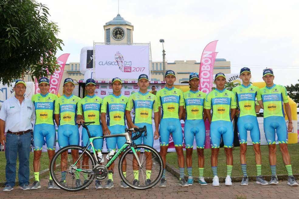 El Team Medellín Éxito, este jueves en Pereira, en la presentación del Clásico RCN 2017. / Diego Sinisterra - prensa oficial