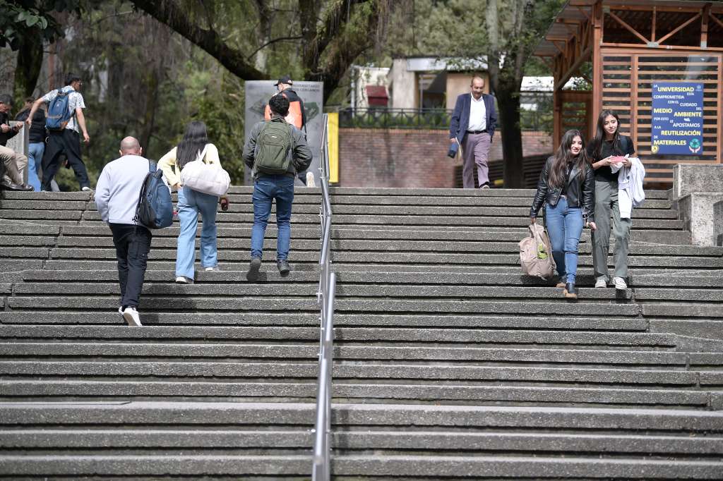 Estudiantes en el campus universitario.