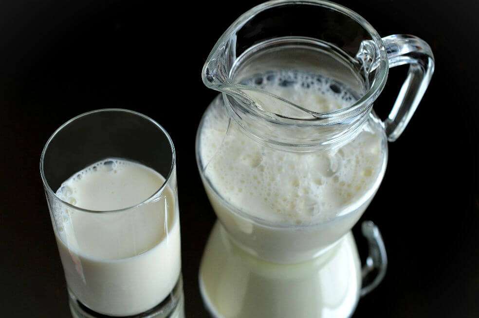 Los niños que beben leche entera tienen menos riesgo de sobrepeso