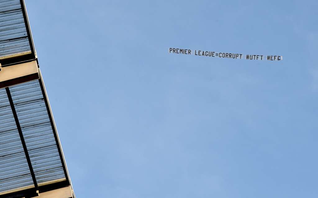 Manchester (United Kingdom), 25/11/2023.- A banner is flown over the Etihad stadium during the English Premier League soccer match between Manchester City and Liverpool FC, in Manchester, Britain, 25 November 2023. UTFT stands for Up The Fucking Toffees, the nickname of Everton FC and EFC stands for Everton FC. Everton received an immediate deduction of 10 points for a breach of the Premier League'Äôs Profitability and Sustainability Rules (PSRs) on 17 November. (Reino Unido) EFE/EPA/PETER POWELL EDITORIAL USE ONLY. No use with unauthorized audio, video, data, fixture lists, club/league logos, 'live' services or NFTs. Online in-match use limited to 120 images, no video emulation. No use in betting, games or single club/league/player publications.