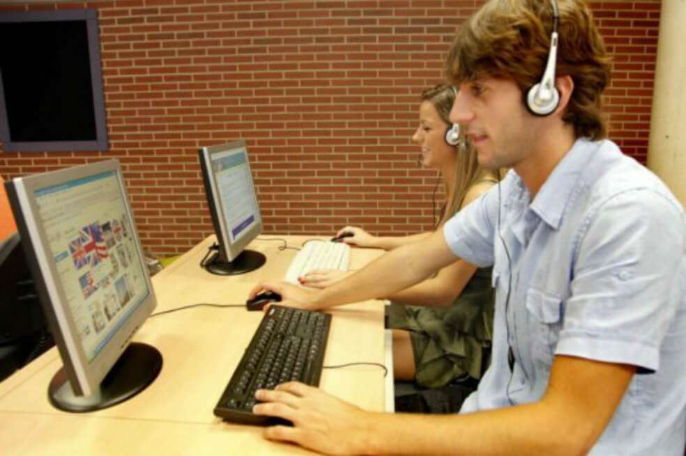 Summit comenzó las pruebas de su sistema en escuelas públicas hace cuatro años y ahora está en cerca de 380 y es utilizada por 74,000 estudiantes.  / Archivo
