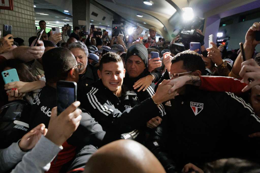 BRA100. SAO PAULO (BRASIL), 26/07/2023.- Aficionados del Sao Paulo fútbol club reciben al jugador colombiano James Rodríguez en el aeropuerto de Congonhas, hoy en São Paulo (Brasil). El Sao Paulo brasileño anunció este sábado la contratación del centrocampista colombiano James Rodríguez, que estaba sin vínculos desde su salida del Olympiacos griego y con el que firmó un contrato que lo vincula hasta junio de 2025. EFE/ Isaac Fontana