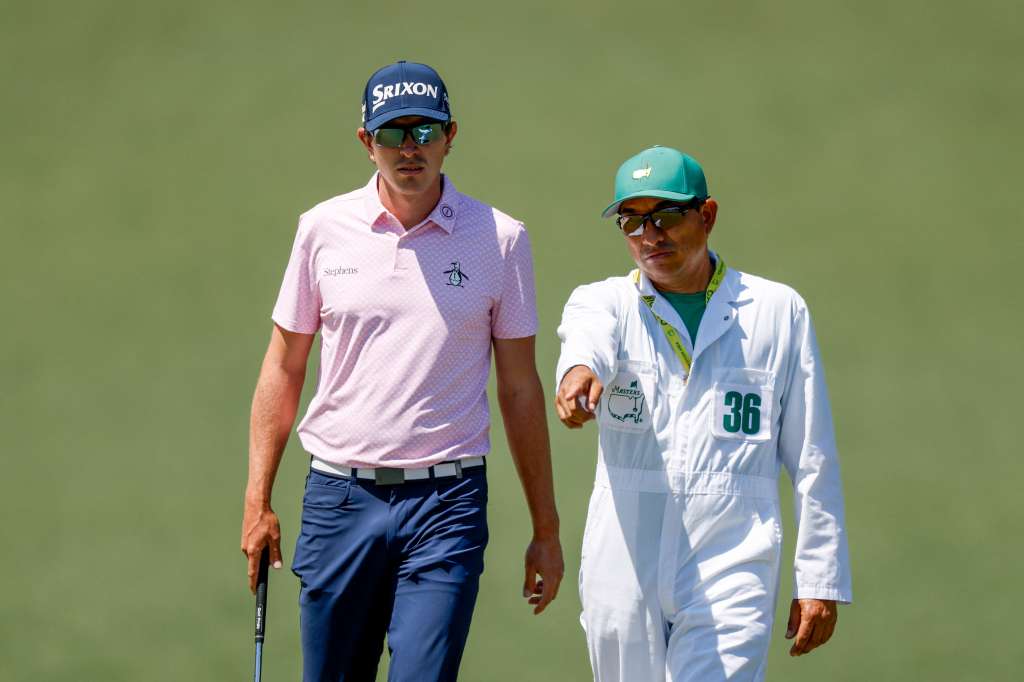 El golfista colombiano Nicolás Echavarría (izq.) junto a su caddie Fabián Azcárate, en la ronda final del Masters de Augusta 2025.