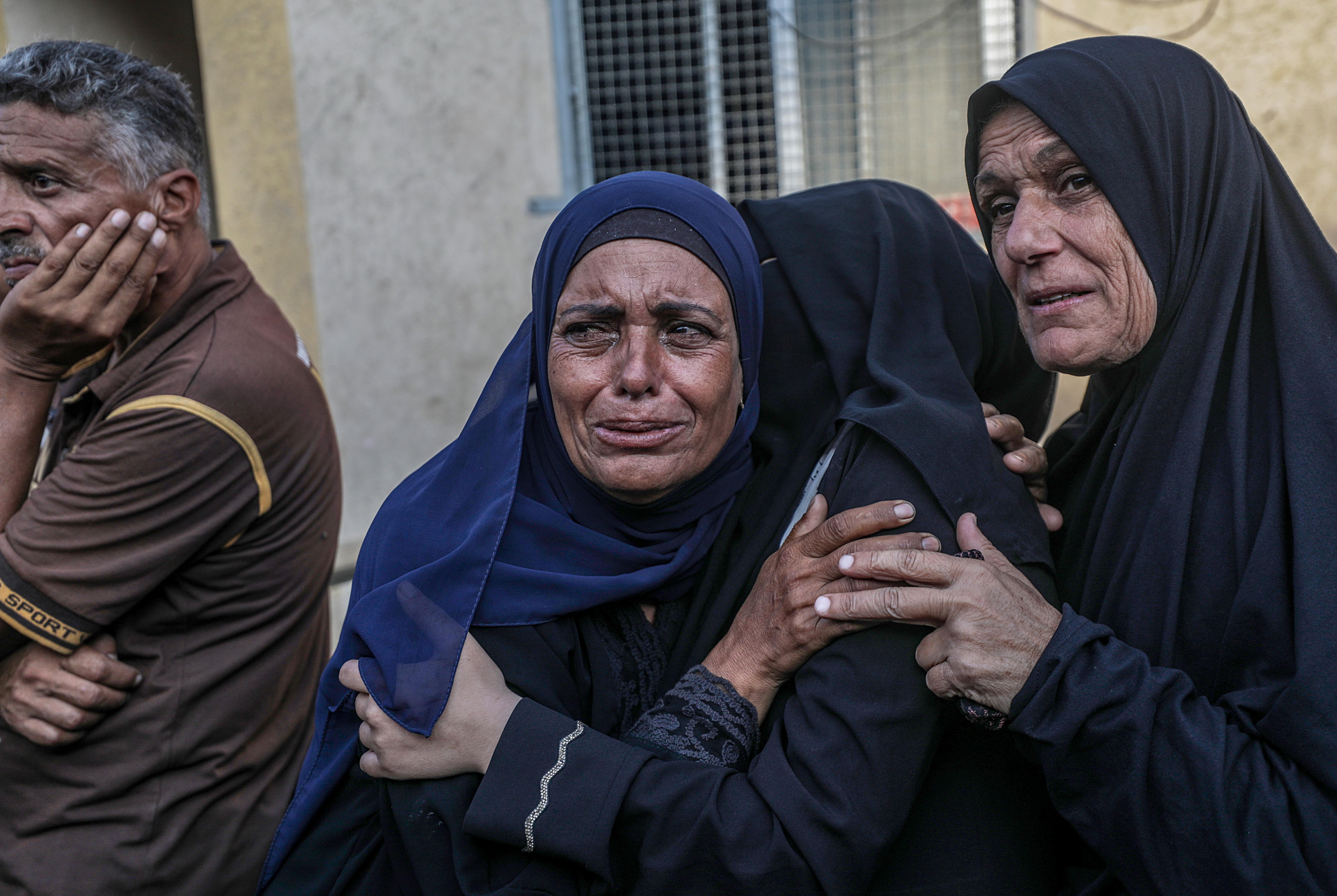 Deir Al Balah (-), 06/10/2024.- A group of relatives mourns during the funeral of Palestinians killed in an Israeli airstrike, in Deir Al Balah, central Gaza Strip, 06 October 2024. According to the Palestinian Ministry of Health in Gaza, at least 18 Palestinians were killed in an Israeli airstrike in Deir Al Balah on 06 October. More than 41,800 Palestinians and over 1,400 Israelis have been killed, according to the Palestinian Health Ministry and the Israel Defense Forces (IDF), since Hamas militants launched an attack against Israel from the Gaza Strip on 07 October 2023, and the Israeli operations in Gaza and the West Bank which followed it. EFE/EPA/MOHAMMED SABER