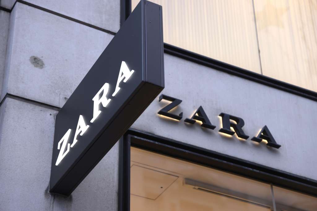 London (United Kingdom), 12/12/2023.- A branch of the clothes shop Zara in London, Britain, 12 December 2023. The fashion company has removed a series of advertisements amid complaints on social media that they resemble images from the Israeli military operations in the Gaza Strip. Zara's parent company Inditex in a statement said "Unfortunately, some customers felt offended by these images, which have now been removed, and saw in them something far from what was intended when they were created." (Moda, Reino Unido, Londres) EFE/EPA/NEIL HALL