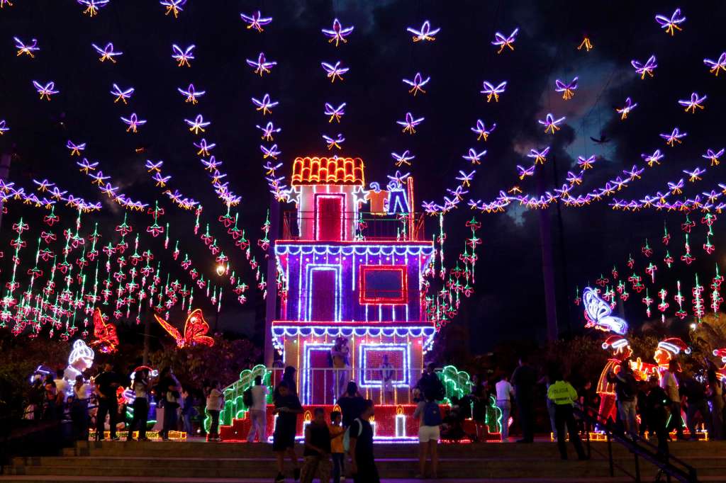 AME8582. MEDELLÍN (COLOMBIA), 16/12/2025.- Fotografía del 14 de diciembre de 2025 que muestra a personas recorriendo el alumbrado navideño en Medellín (Colombia). Ocho millones de bombillas iluminan las noches de Medellín con el alumbrado navideño, un espectáculo de fantasía y tradición tejido a mano por artesanos que atrae cada diciembre a miles de turistas con su enorme decoración y oferta cultural. EFE/STR /CONTENIDO PATROCINADO POR LA SECRETARÍA DE TURISMO Y ENTRETENIMIENTO DE MEDELLÍN
